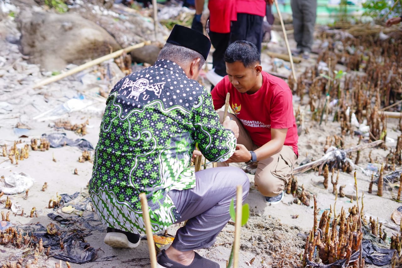 penanaman mangrove Fakultas Agama Islam bersama dengan LP. Maarif NU Pulo salamaq